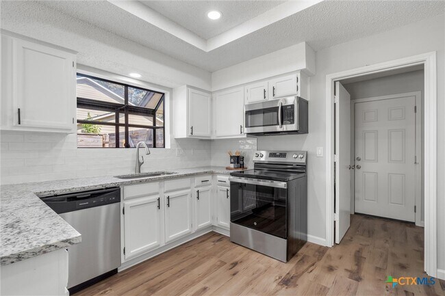 Foto del edificio - 101 N Kings Canyon Dr