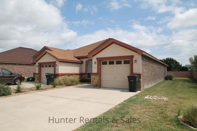Building Photo - Spacious Two-Bedroom!