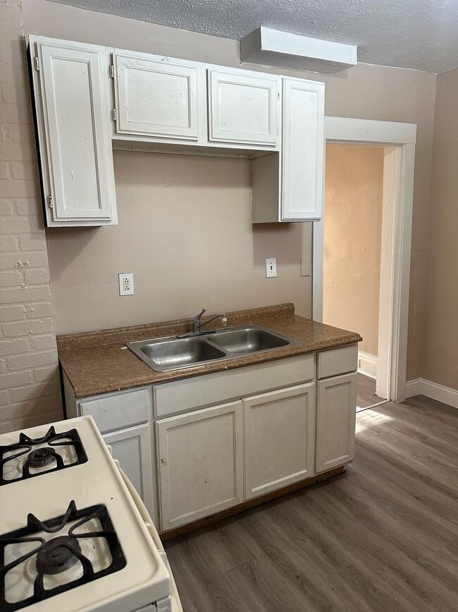 Building Photo - Nice Three Bedroom home