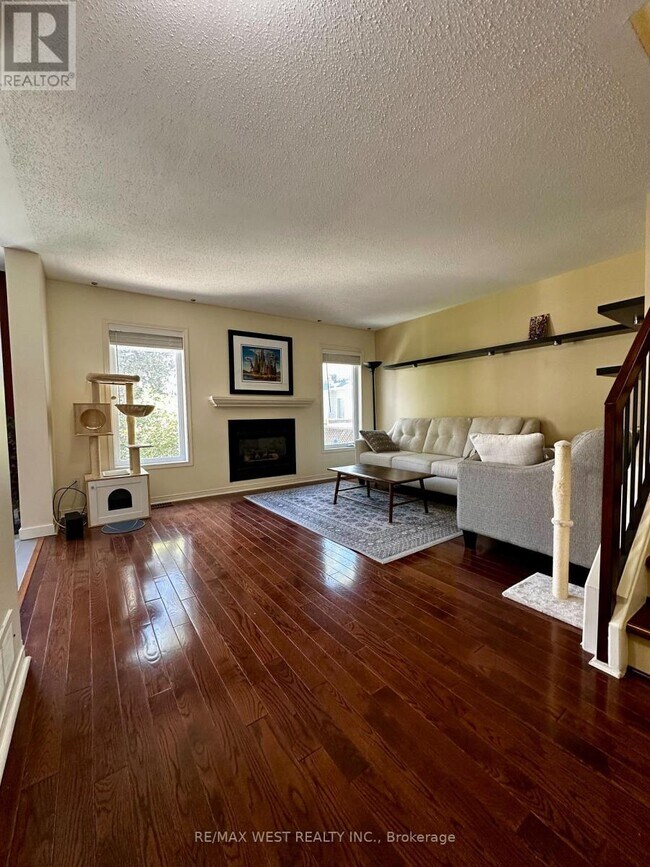 Building Photo - 119 Deerfox Dr