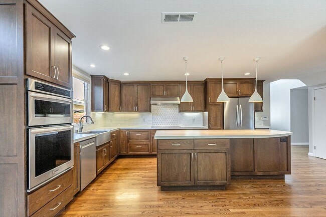 Foto del edificio - Remodeled 6-Bedroom House