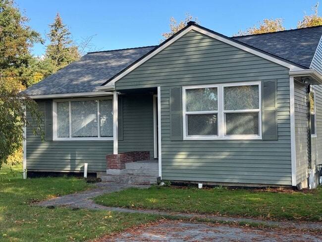 Building Photo - Charming 4 bedroom on 1+acre in Renton across from Benson Hill Elementary