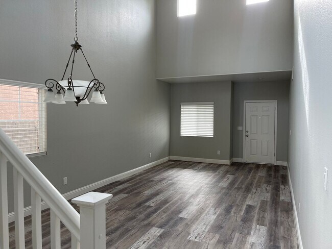 Foto del edificio - Beautiful 4 Bedroom 3 Bathroom with a pool