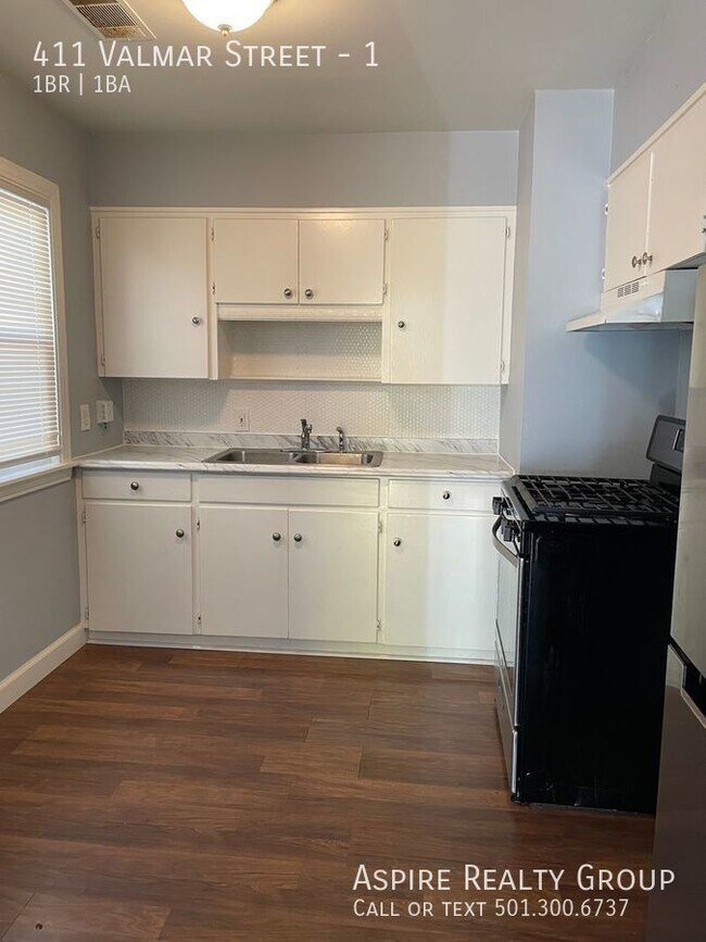Building Photo - Newly Remodeled 1 bedroom duplex apartment...