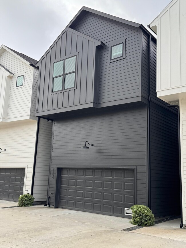 Building Photo - 2705 Oakwood Crst Ln