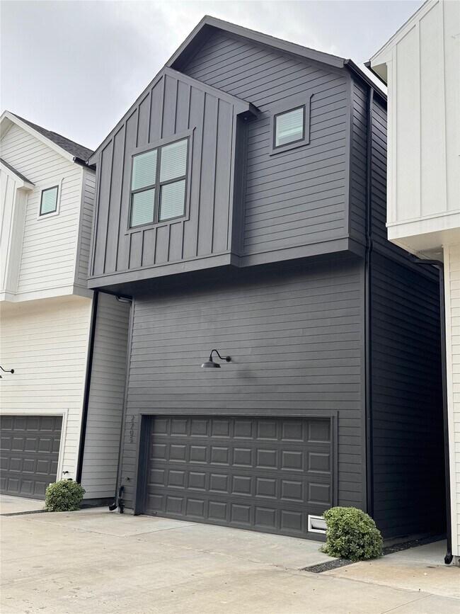 Foto del edificio - 2705 Oakwood Crst Ln