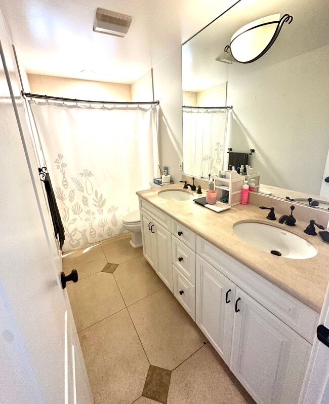 Private Double SInk Bathroom - 621 S Broadway