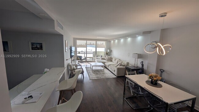 Building Photo - 1500 Bay Dr E