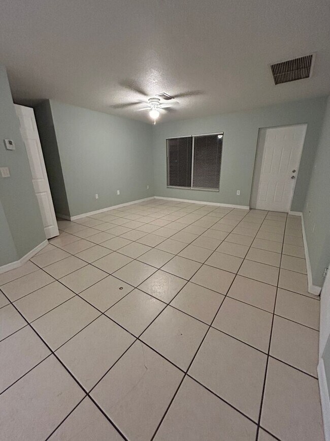 Building Photo - Beautiful Spacious Home with 4 Bedrooms, Y...