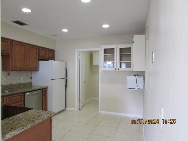 Building Photo - 211 W Laila Dr