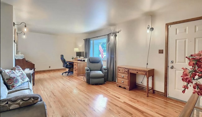Building Photo - Huge room in a large shared home, private ...
