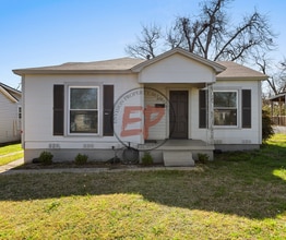 Building Photo - 2712 Lyle Ave