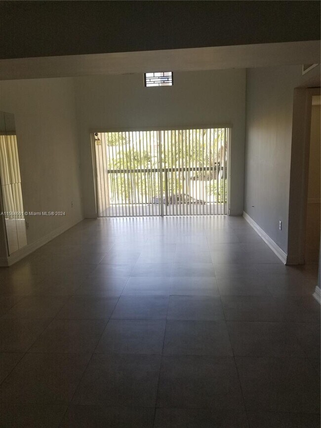 Foto del edificio - 6284 NW 186th St