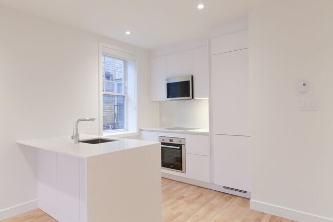Building Photo - 2100 Rue du Fort