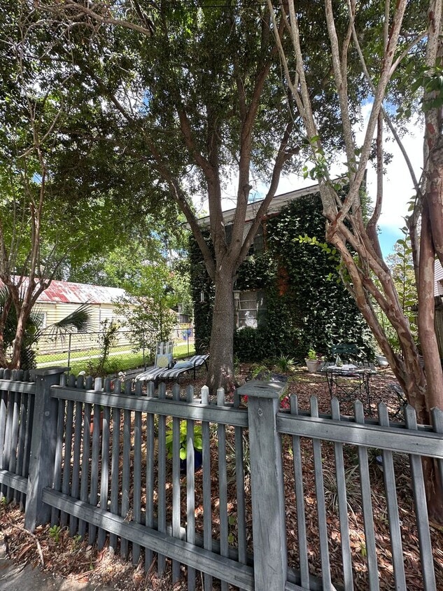 Building Photo - Inviting 2bd/1ba Apartment in the Heart of Downtown