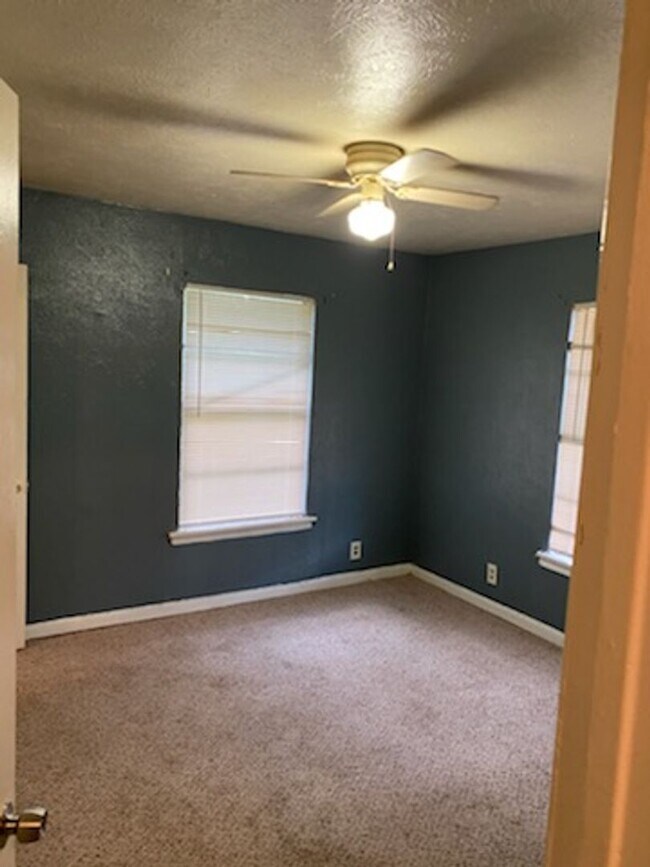 Foto del edificio - 2 Bedroom 1 Bath available soon