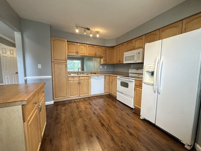 Building Photo - 1347 Battleford Dr