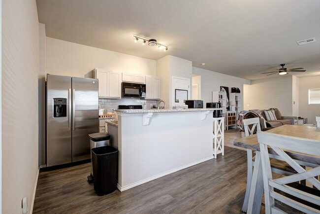 Building Photo - 3 bed 2 bath 2 car garage only two years o...