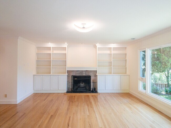 Building Photo - 3BR/2BA Lovely Home! Flat Yard! Parking!  ...