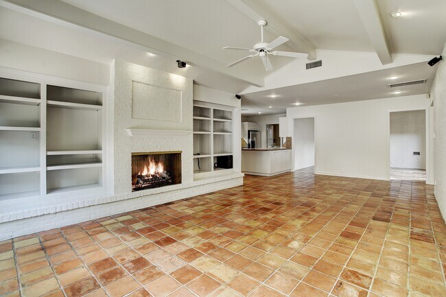 Foto del edificio - 6139 Chevy Chase Dr