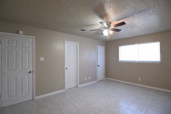 Building Photo - 2304 Bluejay Dr