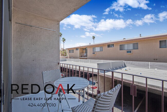 Building Photo - Fantastic Two Bedroom with Large, Sunny Wi...