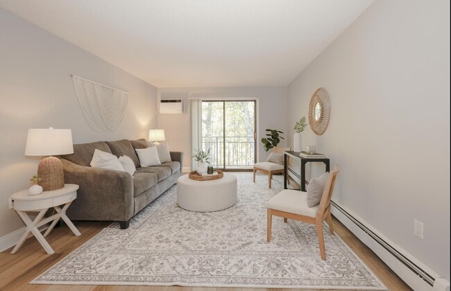 Building Photo - 19 Country Club Dr