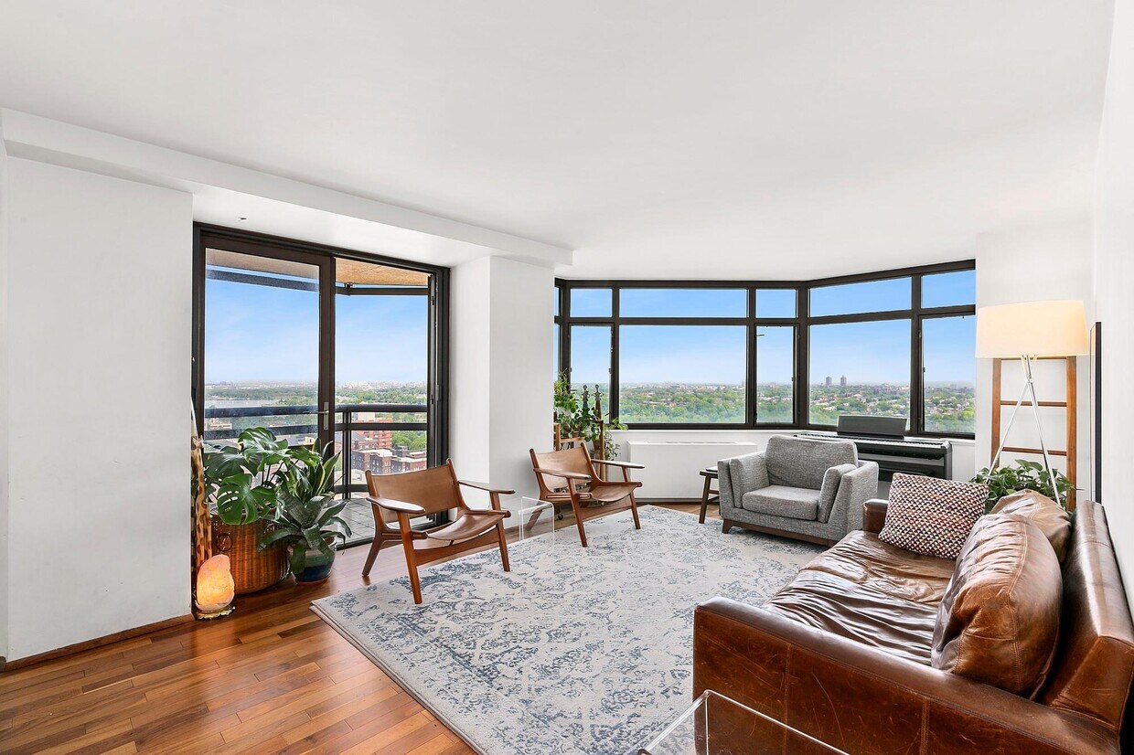 Foto principal - 112-01 Queens Blvd