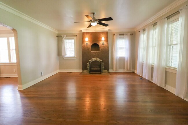 Foto del edificio - 3 Bed / 1 Bath in Midtown!