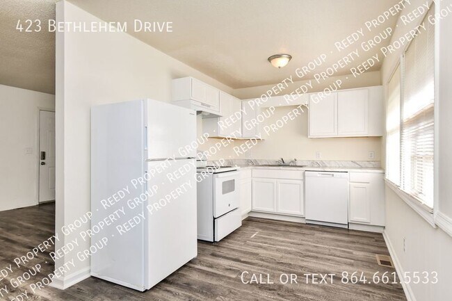 Building Photo - RENOVATED 3 BEDROOM 2 BATH, Split level ho...