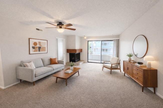 Building Photo - Charming 2 Bedroom Second Story Condo with easy access to everything!