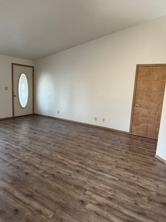 Building Photo - Cute Updated Duplex in SW Redmond