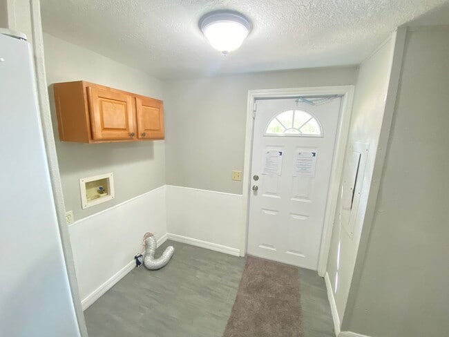 Foto del edificio - Charming 3-Bedroom, 2-Bath Home with Fence...