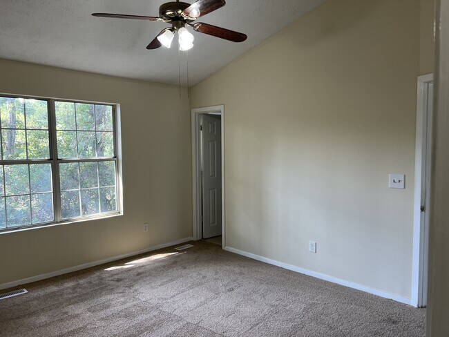 Building Photo - 5765 Wells Cir