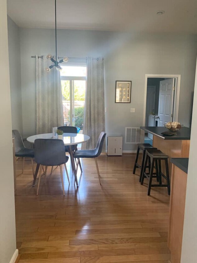 Foto del edificio - 1441 Laurel Park Dr