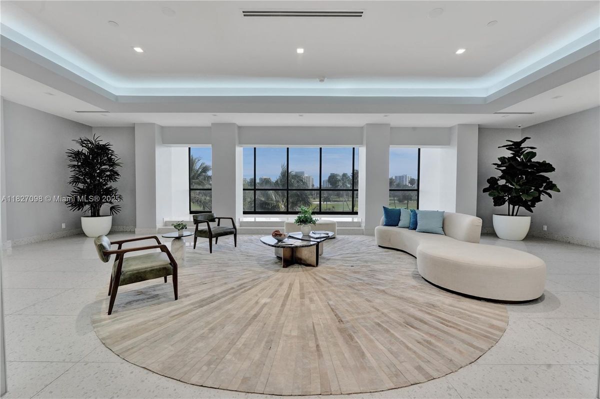 Foto principal - 20335 W Country Club Dr