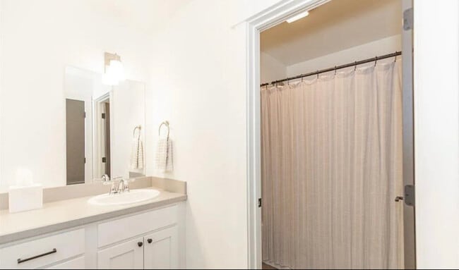 Building Photo - 1650 Davis Ln