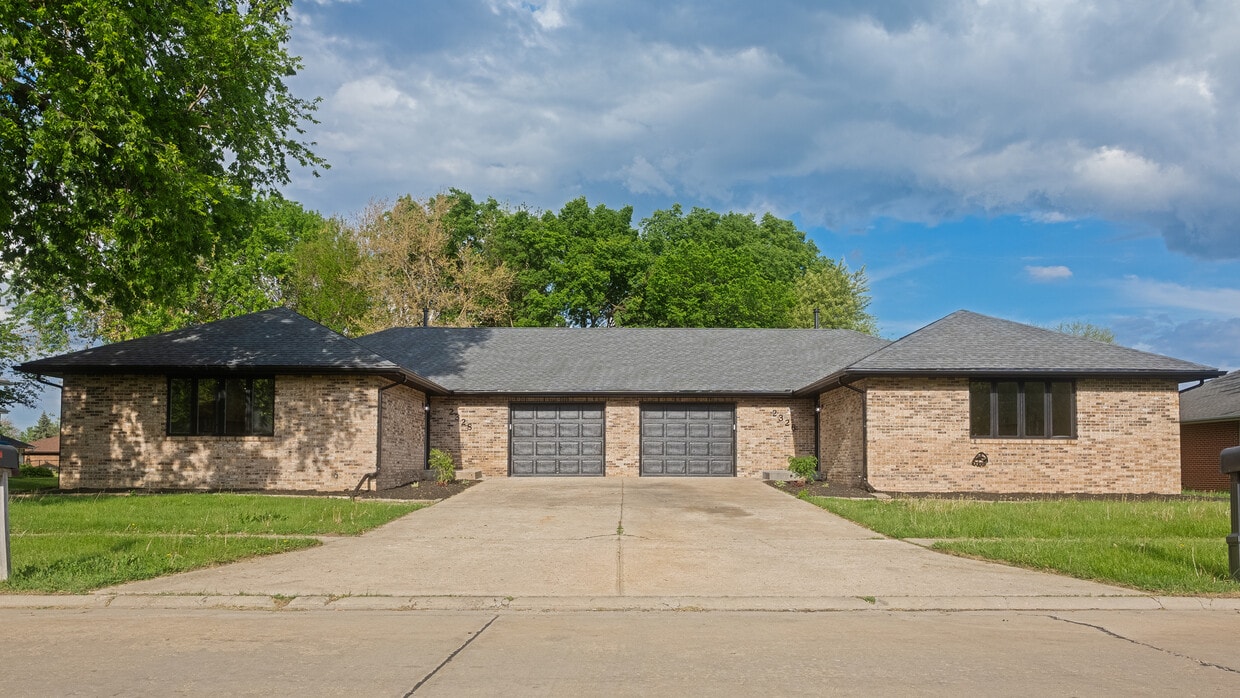 Primary Photo - 2328 Lynwood St