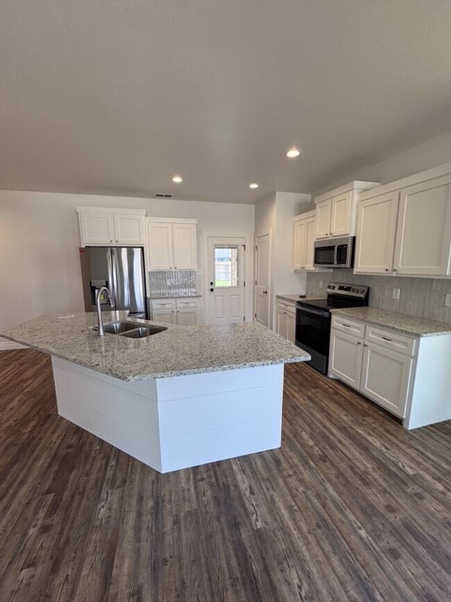 Building Photo - Sawdust Duplex