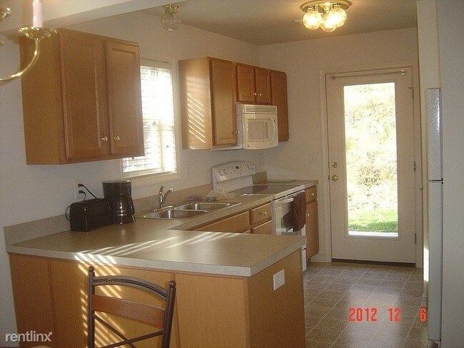 Building Photo - 2 br, 2 bath Townhome - 526 Talon Drive