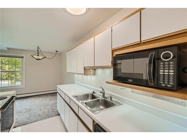 Foto del edificio - 4654 Cedar Lk Rd S