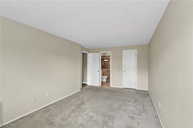 Foto del edificio - 12900 Lake Ave