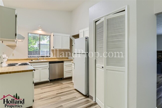 Building Photo - Skiver 6474-6476 - Lee