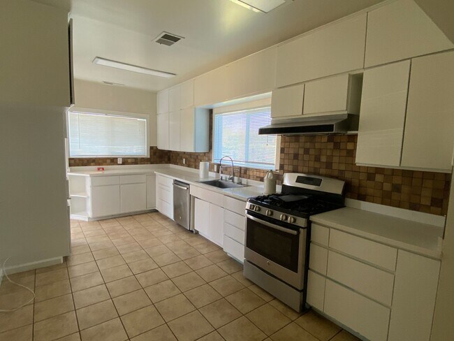 Foto del edificio - Large 3bd 2 ba home with a great country feel.