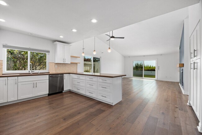 Building Photo - Luxury Living in Coastal Carlsbad