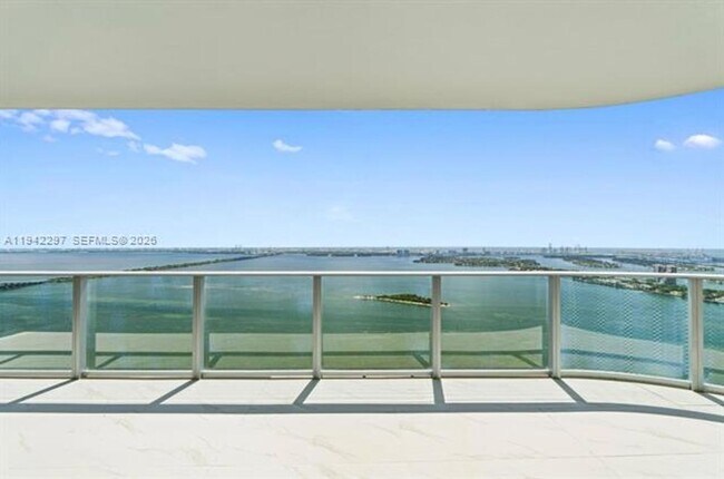 Foto del edificio - 700 NE 24th St