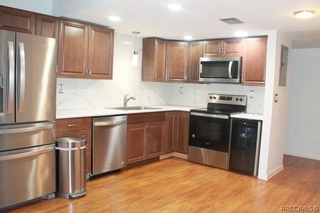 Foto del edificio - 2400 Forest Dr