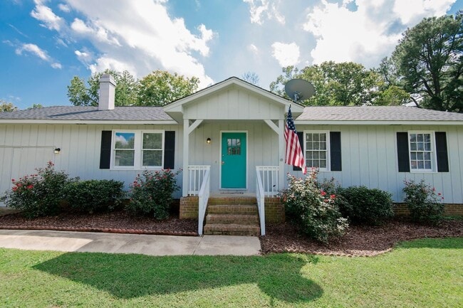 Foto del edificio - Adorable ranch home with huge fenced yard mid June!