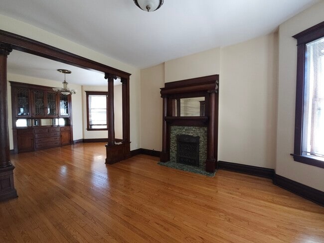 Building Photo - 2115 N Sawyer Ave