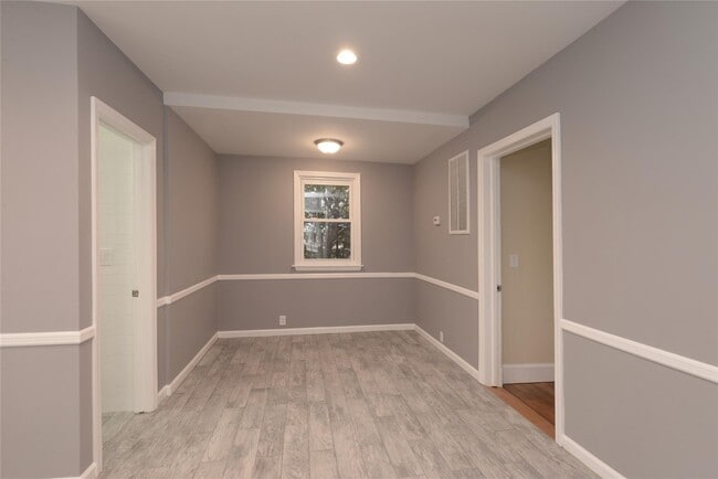 Building Photo - 549 Scranton Ave
